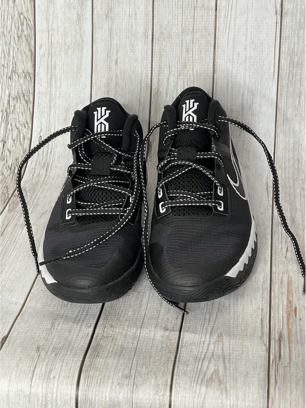 Nike Kyrie Flytrap Kids Basketball Shoes  Black/White Size  5